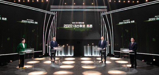 3일 서울 KBS 스튜디오에서 심상정·이재명·윤석열·안철수 대선후보(왼쪽부터)가 토론회를 진행하고 있다. 국회사진기자단=연합뉴스